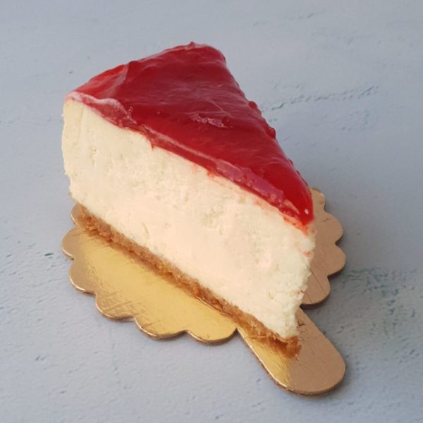 porción de cheesecake con cubierta de mermelada de fresa
