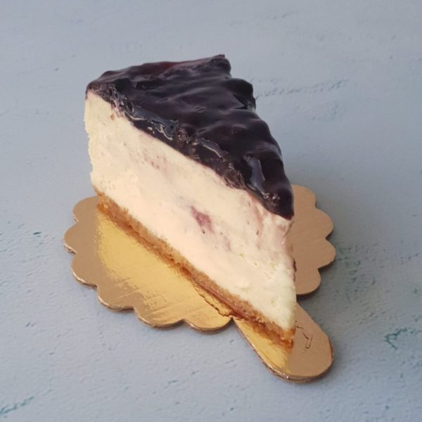 porción de cheesecake con cubierta de mermelada de mora