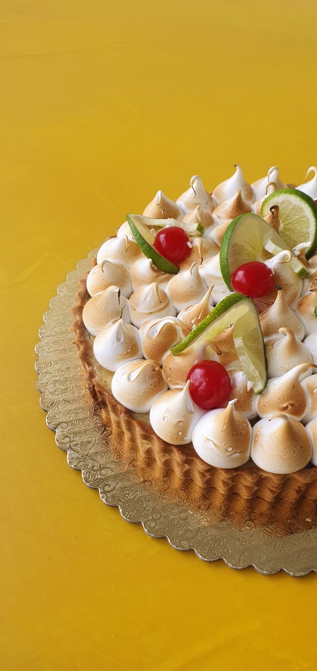 Tarta dulce rellena de crema de limón al horno en fondo amarillo