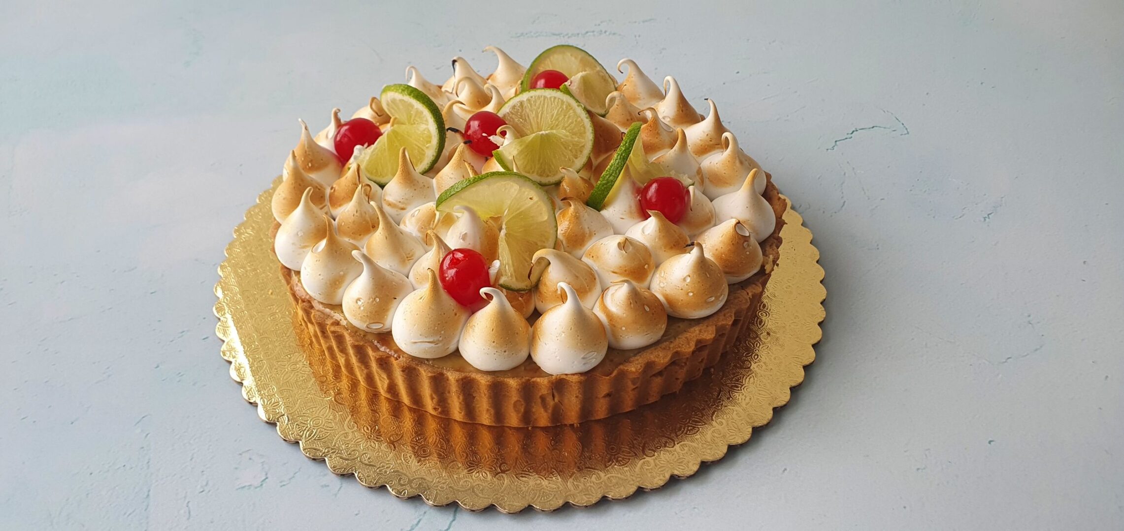 Tarta dulce rellena de crema de limón al horno.