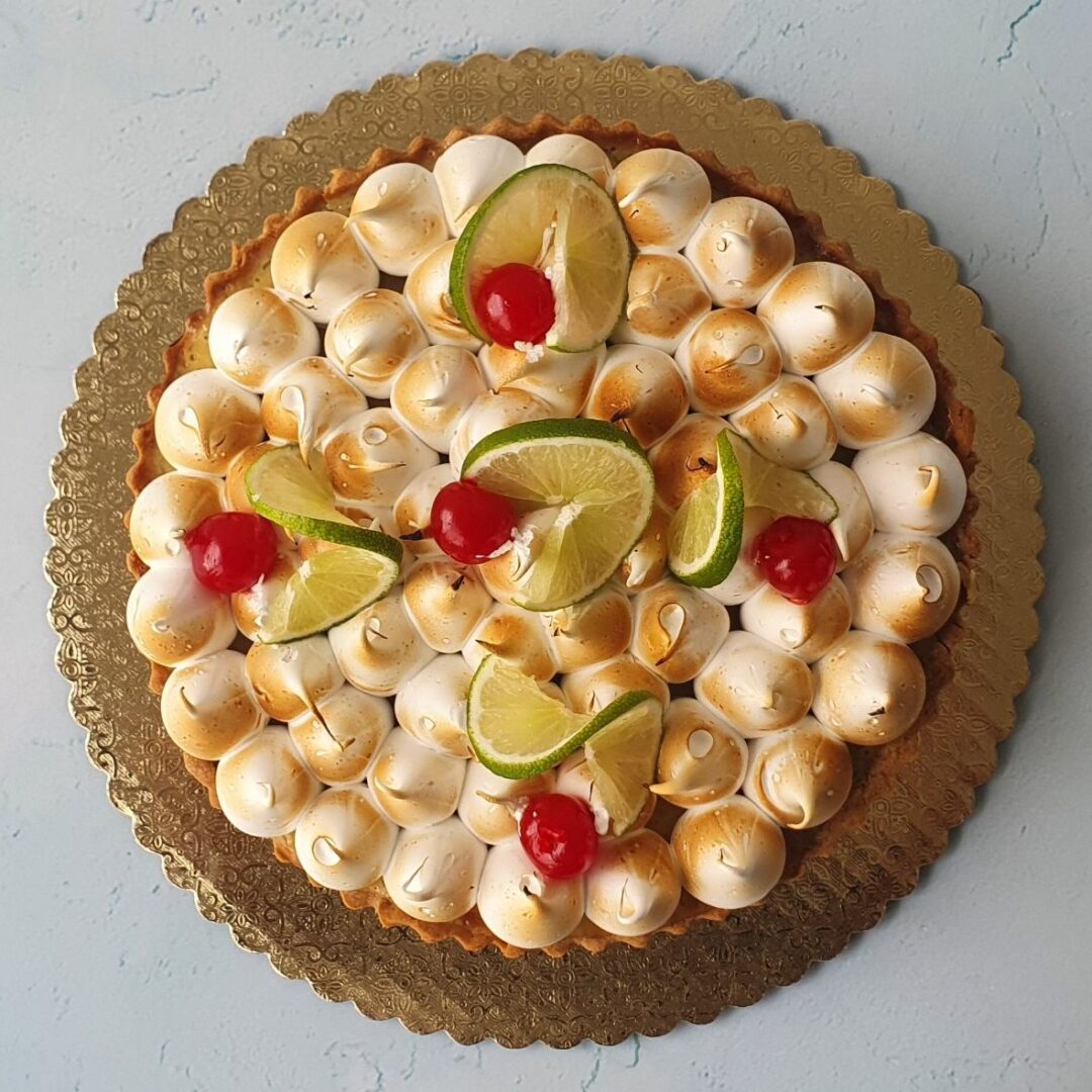 Tarta dulce rellena de crema de limón al horno