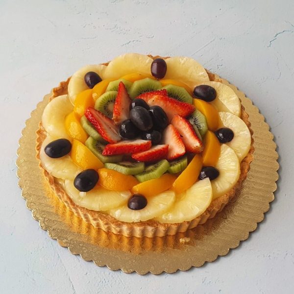 Tarta con frutas de temporada rellena de crema pastelera
