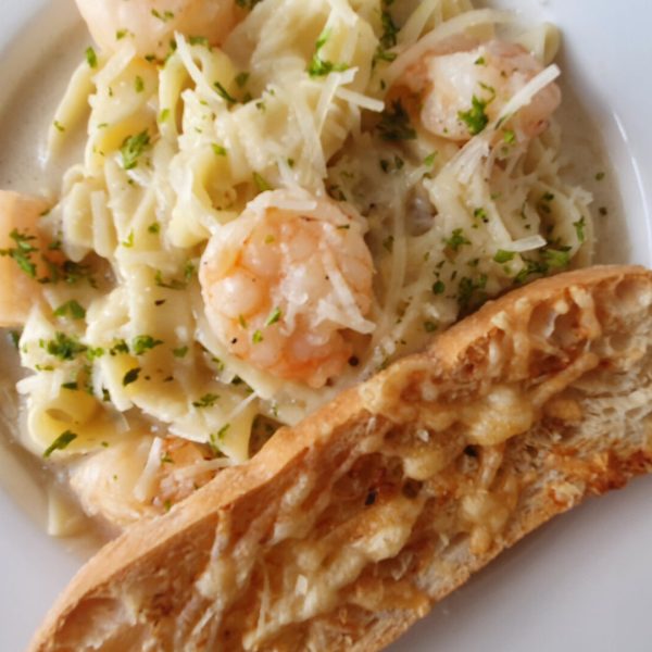 Fetuccini Alfredo con camarón