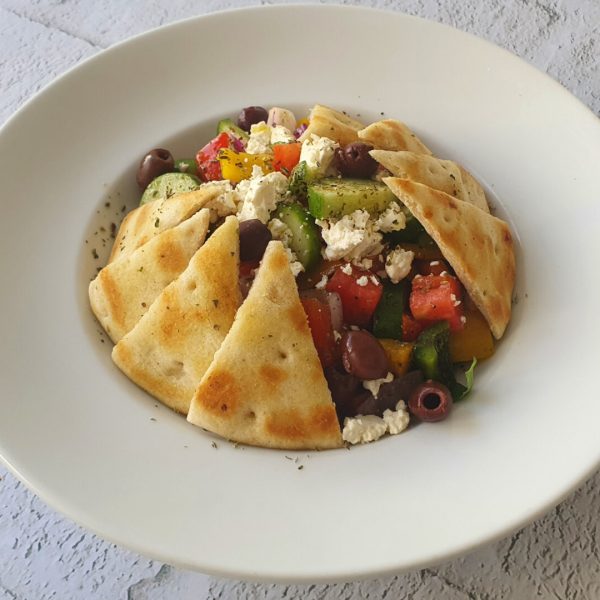 Ensalada Griega con Queso Marinado y Pita Tostado