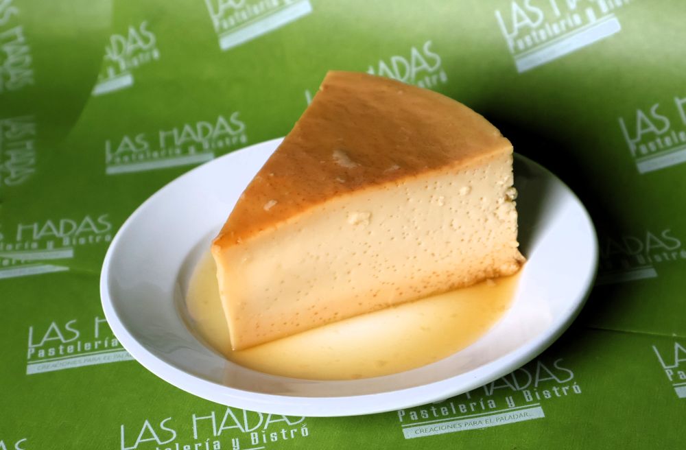 porción de flan de vainilla