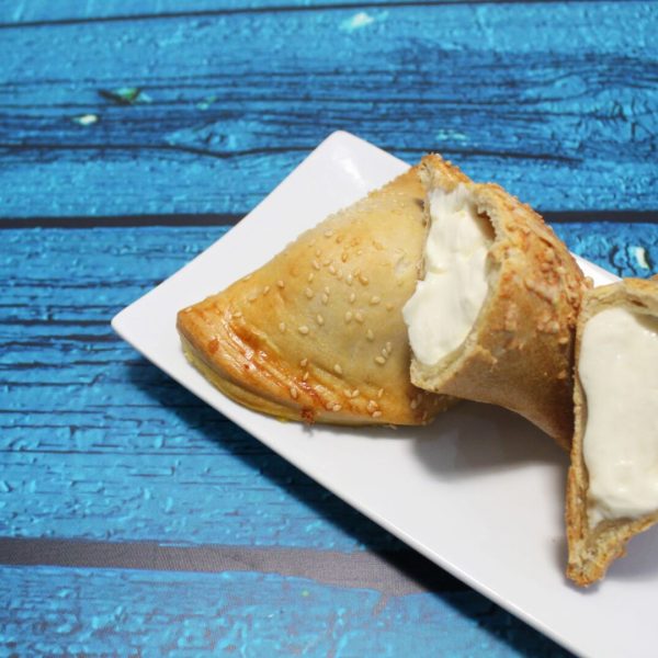 Empanadas de queso sobre fondo azul