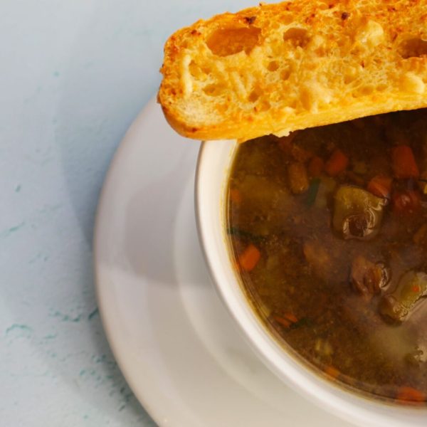 Plato con sopa de lentejas y un pan