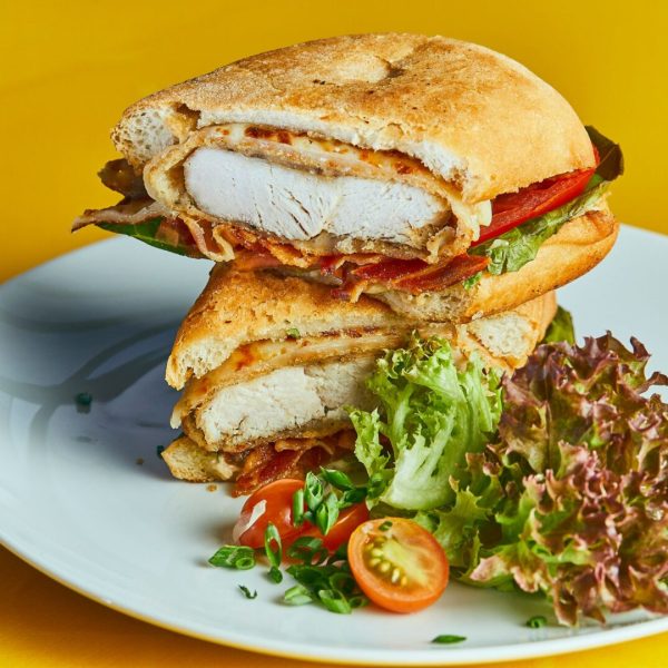 Panini de Pollo Crispy con Queso BLT y lechuga romana