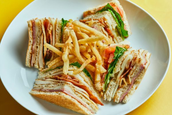 Emparedados Club Sandwich con papas fritas
