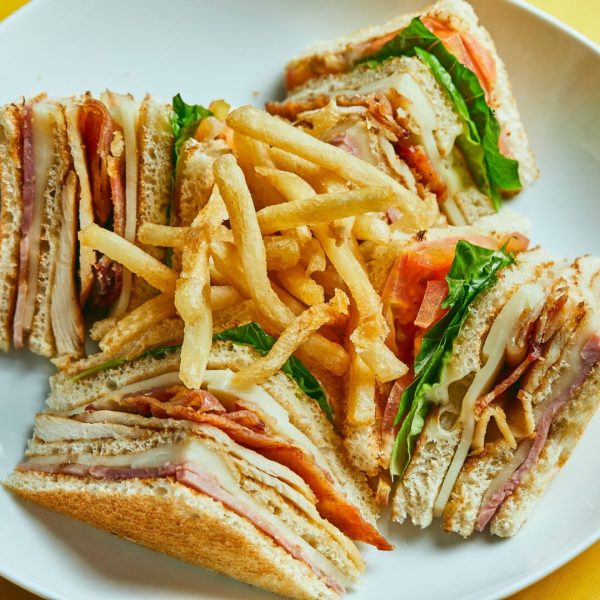 Emparedados Club Sandwich con papas fritas