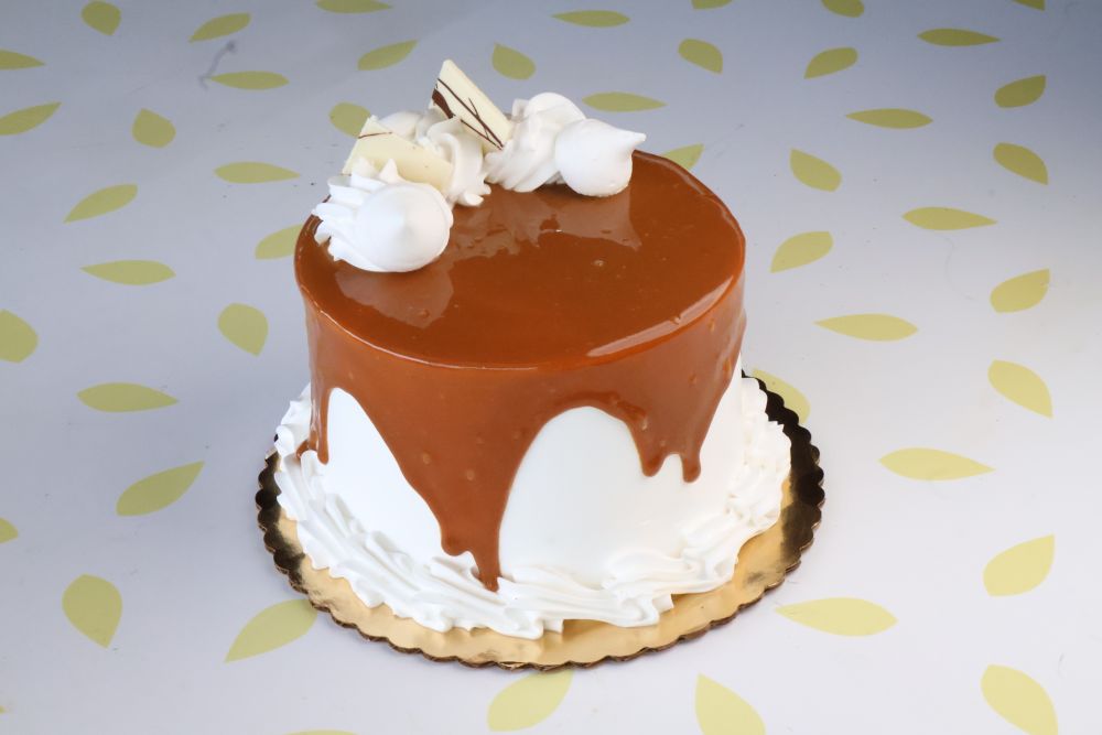 Tradicional dulce de cumpleaños de manjar en su presentación de 9 pulgadas - Las Hadas to Go