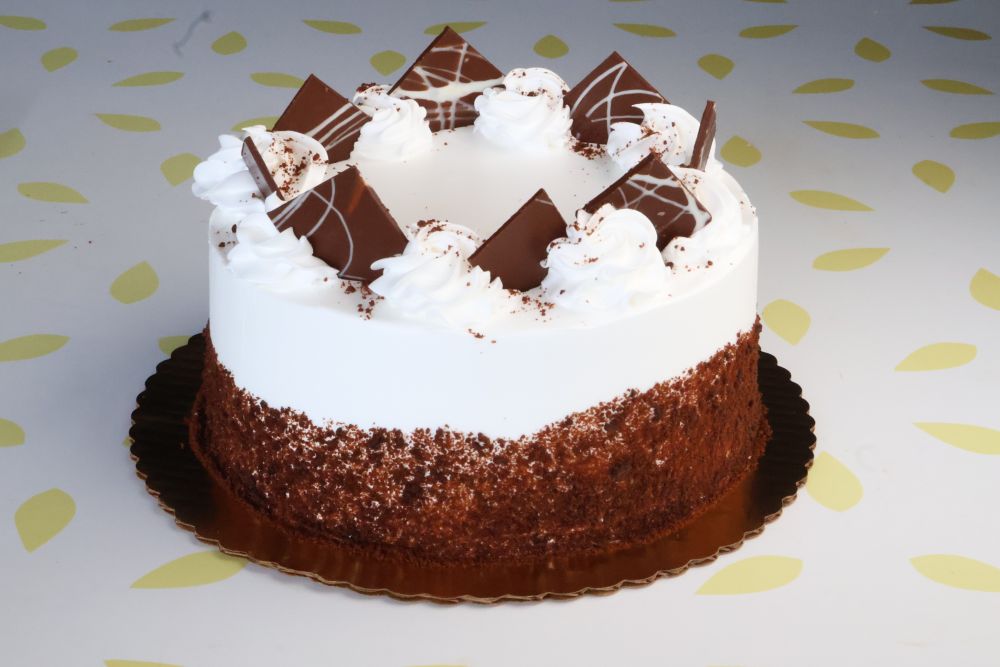 Dulce de cumpleaños Napolitano de nueve pulgadas decorado con chocolate