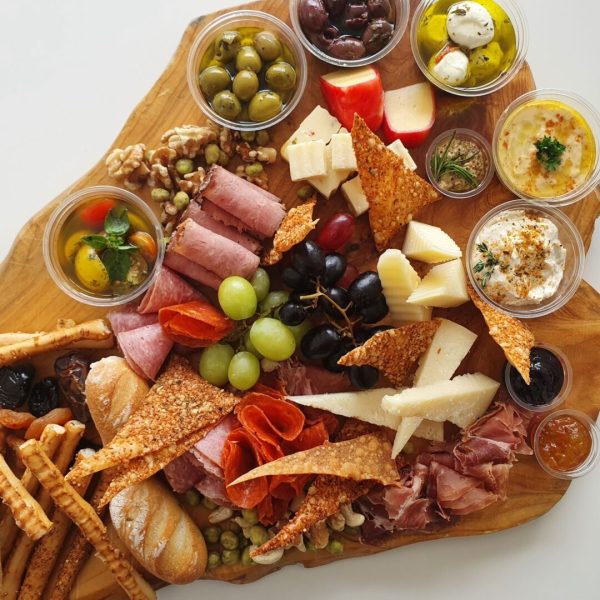 Exquisita mezcla de 5 quesos, 4 embutidos, frutos y semillas secas, mermeladas, aceitunas encurtidas, tomate cherry, uvas, dips y mix de panes y palitroques.