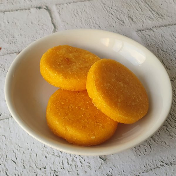 Tres tortillas de maíz fritas en plato blanco