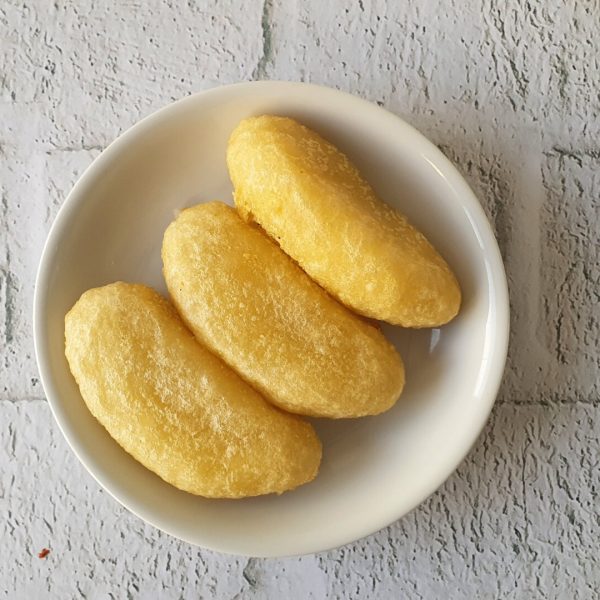Tres Carimañolas en plato blanco