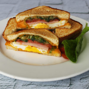 Cuatro sandwich de huevo sobre plato blanco