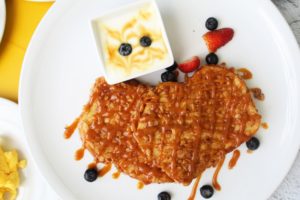 Rebanadas de pan brioche, Grand Marnier, cubierto detoffee de caramelo