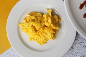 Huevos Revueltos sobre plato blanco