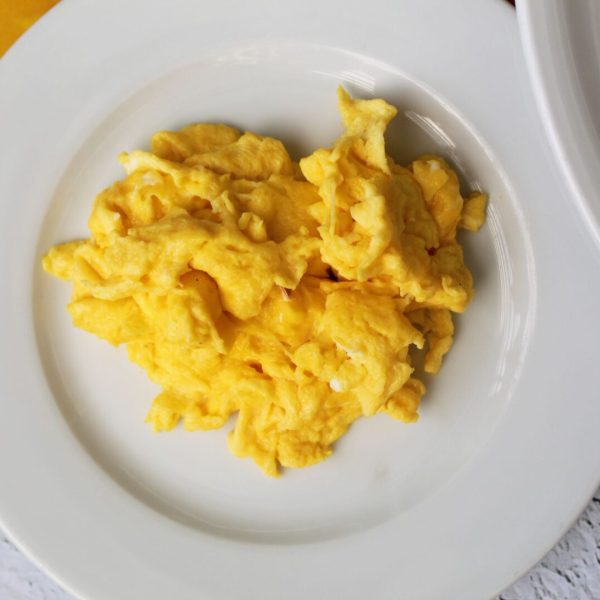 Huevos Revueltos sobre plato blanco