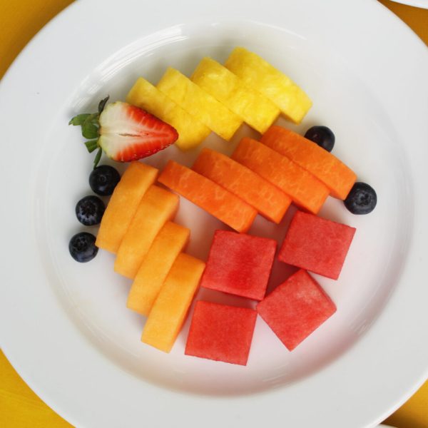 Cortes de frutas como piña, papaya, sandia, melocotón, fresa y moras