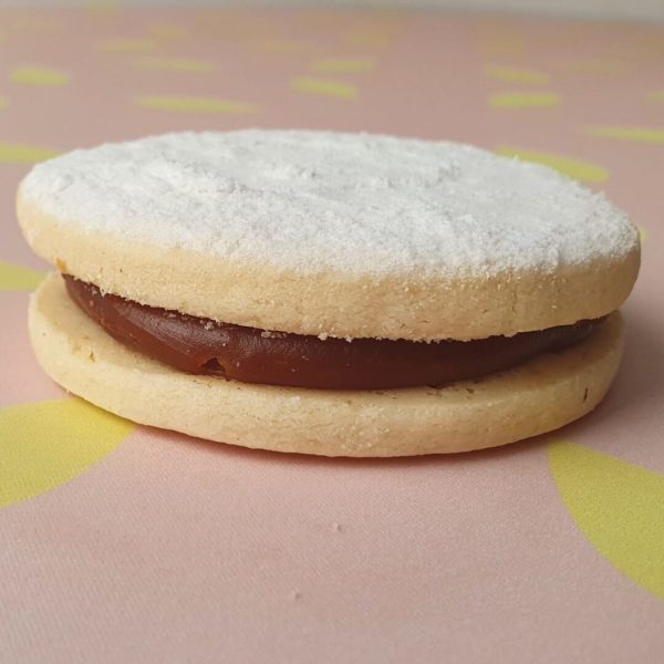 Alfajor relleno de dulce de leche