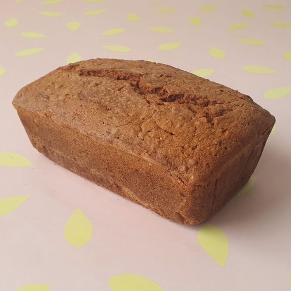 Pan de zanahoria sin rebanar