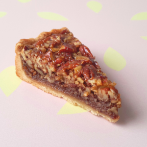 Dulce pecan pie cortado en porción individual