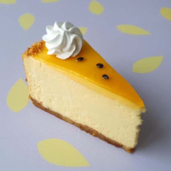 Porción de cheesecake de maracuyá