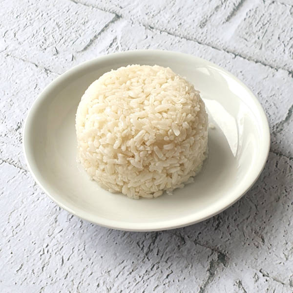 Porción de Arroz blanco en plato blanco