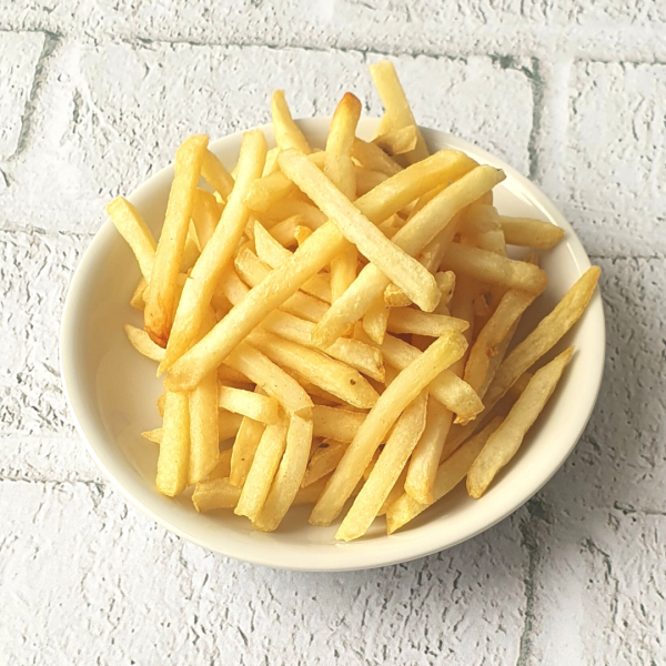 Papas fritas en plato blanco