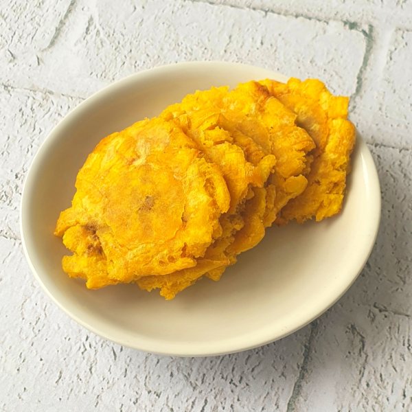 Cinco patacones en plato blanco