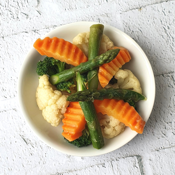 Vegetales al Vapor en plato blanco