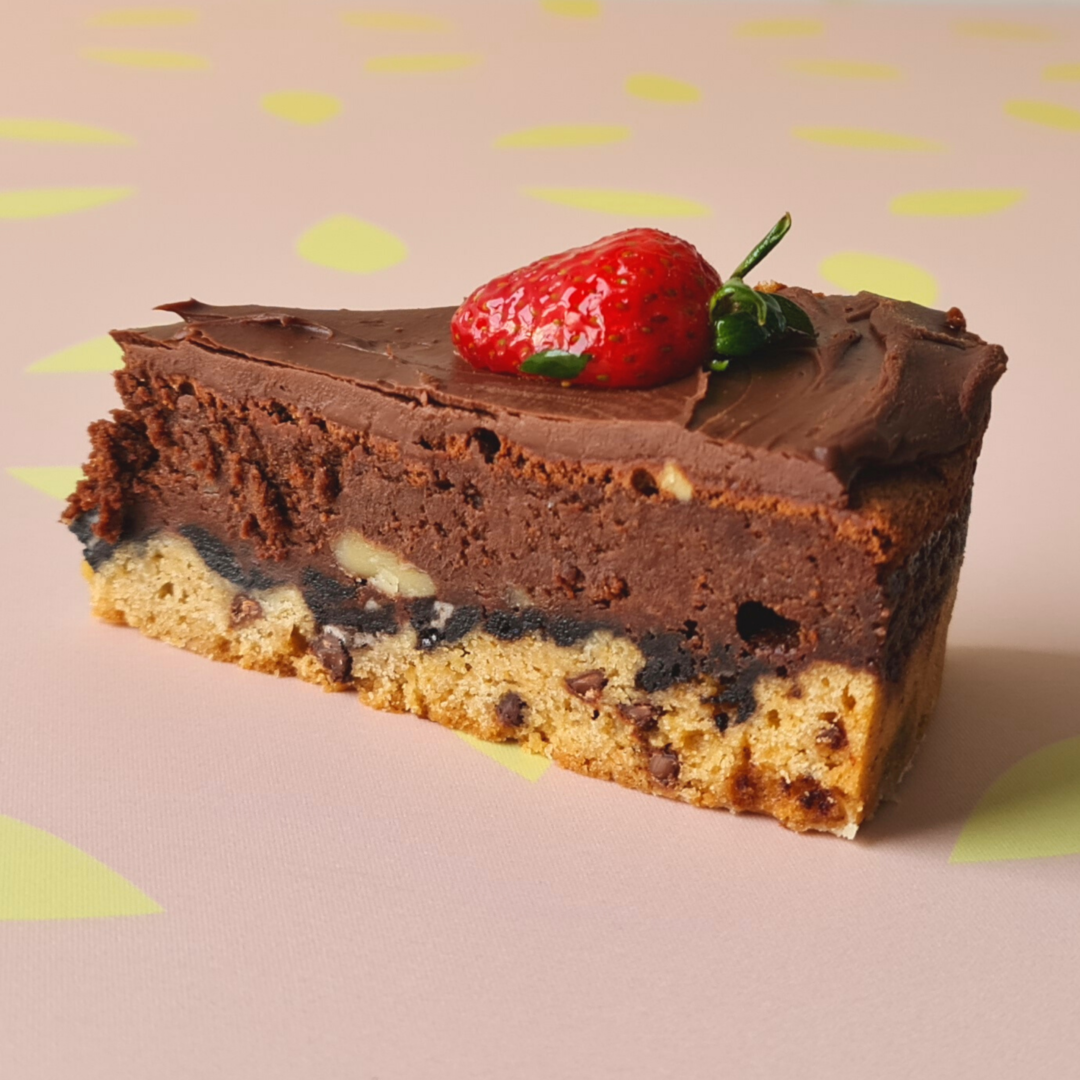 Dulce cookie brownie en porción individual con cubierta de chocolate y una fresa