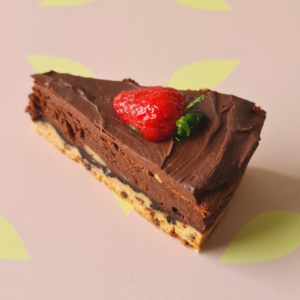 Dulce cookie brownie en porción individual con cubierta de chocolate y una fresa