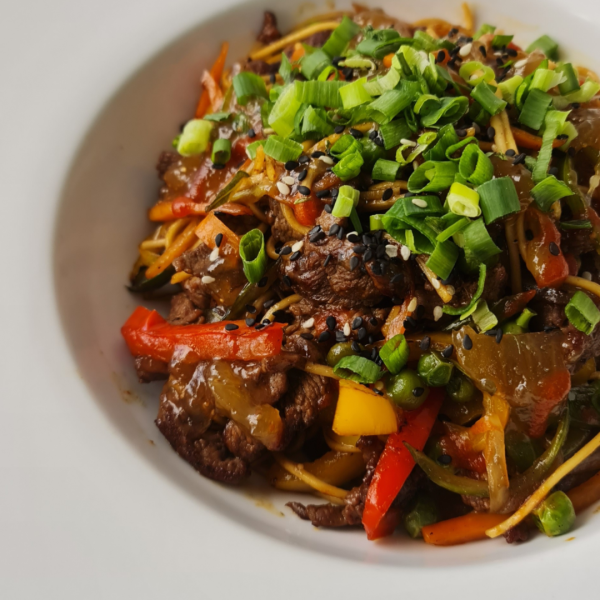 Filete de Res al Wok en vajilla blanca - especial de Las Hadas