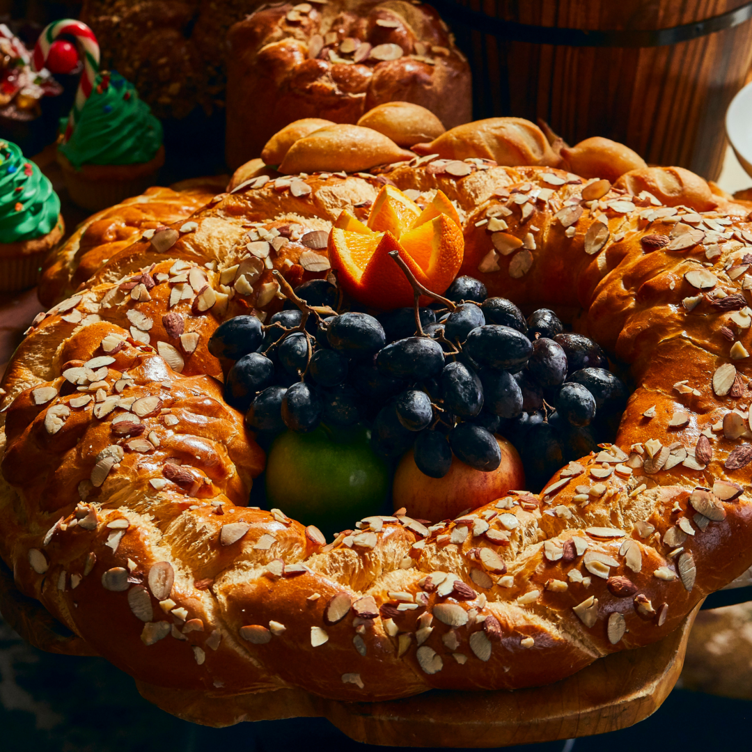 Rosca de pan de huevo sencilla o con almendras decorada con frutas