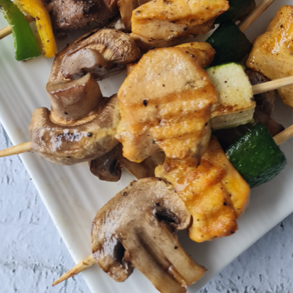 Brochetas de pechuga de pollo con cebolla asada