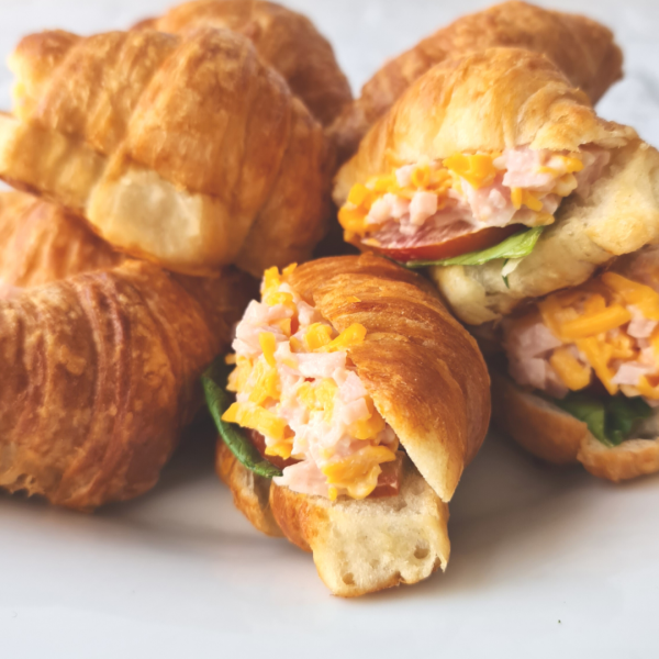 Croissant relleno de jamón con queso