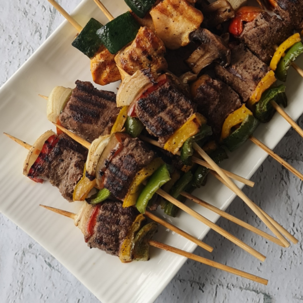 Pinchos de filete de res con pimentones
