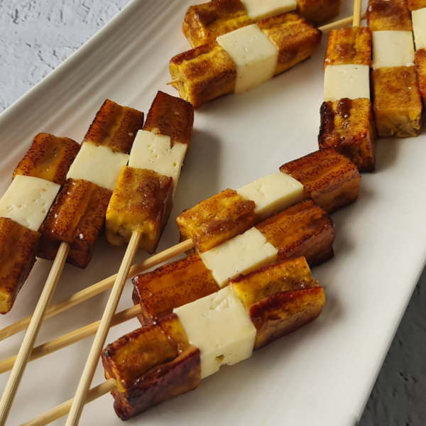 Brochetas de plátano maduro con queso