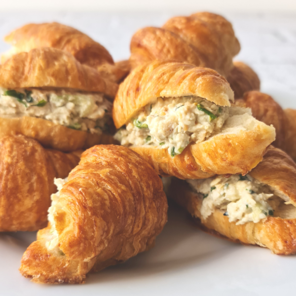 Croissant relleno de pollo asado