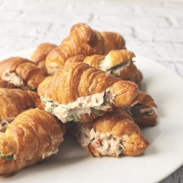 Croissant relleno de tuna con cebolla