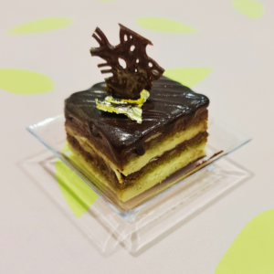 Mini Opera de Chocolate en plato transparente
