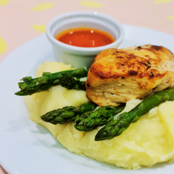 Puré de papas con pollo asado
