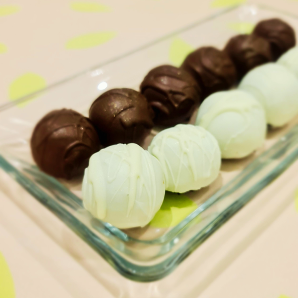 Bolitas bañadas en Chocolate y chocolate blanco