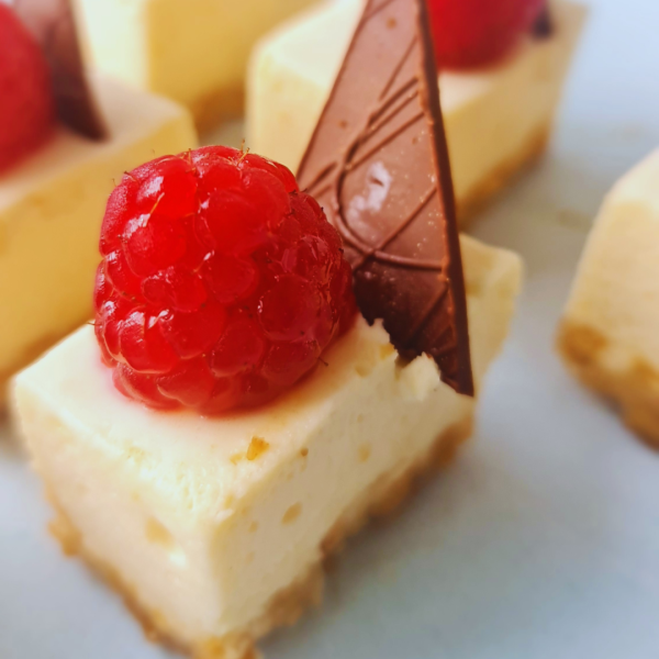 Pequeñas porciones de dulce Blondie decorado con Frambuesa