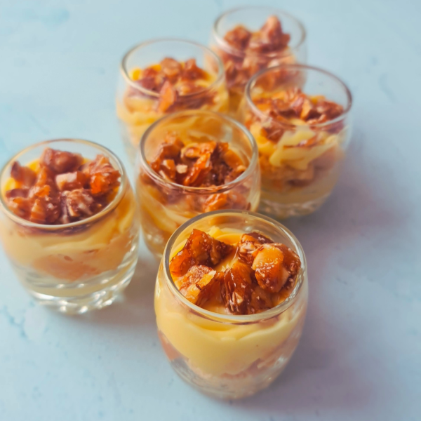 Flan crocante en pequeños vasos de vidrio